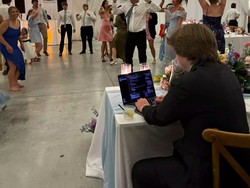 Viral Foto CEO Kerja Buka Laptop Saat Resepsi Nikahnya, Netizen: Ceraikan Dia