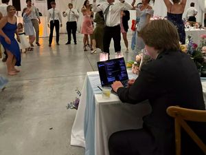 Viral Foto CEO Kerja Buka Laptop Saat Resepsi Nikahnya, Netizen: Ceraikan Dia Viral Foto CEO Kerja Buka Laptop Saat Resepsi Nikahnya, Netizen: Ceraikan Dia