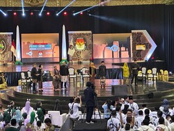 Risma Andalkan Jatim RESIK Saat Sampaikan Visi Misi di Debat Perdana