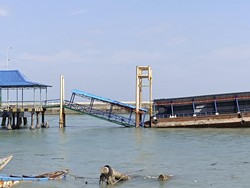 Dermaga Kapal Cepat di Bangka Barat Ambruk