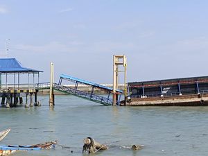 Dermaga Kapal Cepat di Bangka Barat Ambruk Dermaga Kapal Cepat di Bangka Barat Ambruk