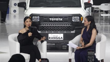Dian Sastro Terpesona Pesona Gagah Toyota Hilux Rangga