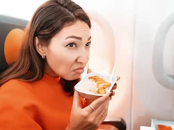 Ini Sebabnya Orang TakDisarankan Makan Selama Penerbangan
