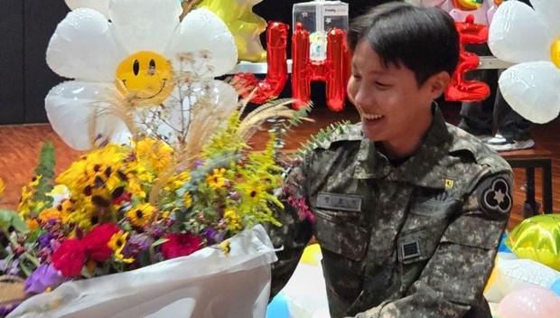 J-Hope BTS saat menerima hadiah sepulang dari wamil/Foto: Instagram @uarmyhope
