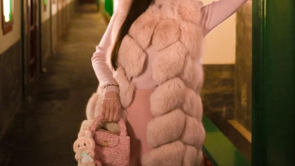 8 Gaya Sosialita Jamie Chua Padukan Labubu dengan Tas Mewah, Punya Semua Warna