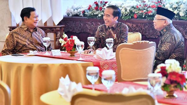 Presiden Joko Widodo (Jokowi) berpamitan kepada seluruh menteri, wakil menteri, dan kepala badan di Kabinet Indonesia Maju. Sambutan terakhir itu disampaikan Jokowi dalam acara jamuan makan siang di Istana Negara, Jakarta, Jumat (18/10).