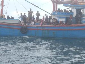 Kapal Pembawa Pengungsi Rohingya Terpantau di Aceh Selatan Kapal Pembawa Pengungsi Rohingya Terpantau di Aceh Selatan