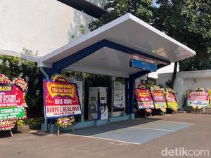 Karangan Bunga Terima Kasih Jokowi-Selamat untuk Prabowo Berjejer di Istana