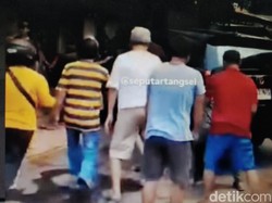 Rumah di Tangsel Terbakar, Warga Gotong Royong Pindahkan Mobil Tetangga