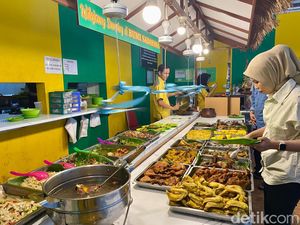 Raos Pisan! Ada 50 Lauk dan Bonus Sayur Asem Gratis di Sini Raos Pisan! Ada 50 Lauk dan Bonus Sayur Asem Gratis di Sini