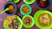 Di Tempat Ini Ada 50 Jenis Lauk dan Bonus Sayur Asem Gratis