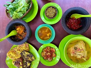 Di Tempat Ini Ada 50 Jenis Lauk dan Bonus Sayur Asem Gratis