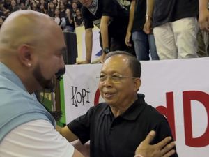 Momen De Gadjah Bertemu Koster di GOR Ngurah Rai Momen De Gadjah Bertemu Koster di GOR Ngurah Rai