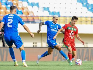 Tekad Persebaya Ingin Torehkan Sejarah di Kandang Persib Tekad Persebaya Ingin Torehkan Sejarah di Kandang Persib