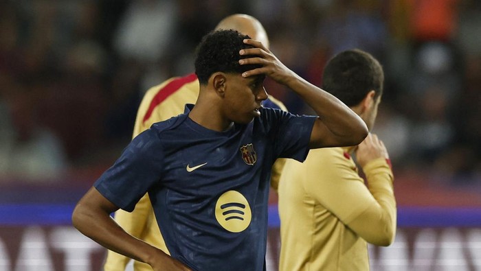 Soccer Football - Champions League - FC Barcelona v BSC Young Boys - Estadi Olimpic Lluis Companys, Barcelona, Spain - October 1, 2024 FC Barcelonas Lamine Yamal during the warm up before the match REUTERS/Albert Gea