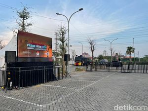 Layar Lebar Disiapkan di Luar Gedung Unesa untuk Nobar Debat Pilgub Jatim