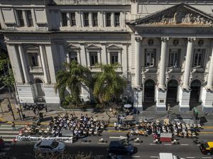 Protes UU Pendanaan, Mahasiswa Argentina Belajar di Depan Kampus Protes UU Pendanaan, Mahasiswa Argentina Belajar di Depan Kampus