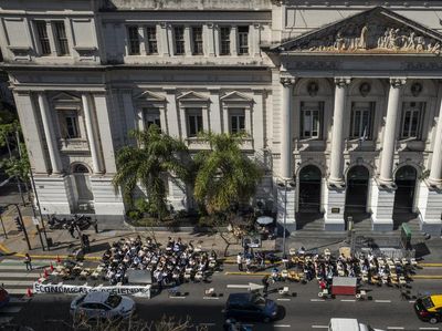 Protes UU Pendanaan, Mahasiswa Argentina Belajar di Depan Kampus