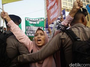 Mahasiswa dan Emak-emak Unjuk Rasa Jelang Pelantikan Prabowo-Gibran