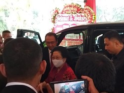 Ditemani Prananda Prabowo, Megawati Hadiri Sidang Promosi Doktor Hasto di UI