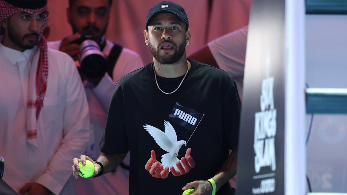 Neymar menyaksikan pertandingan tenis. (Foto: Getty Images/Richard Pelham)