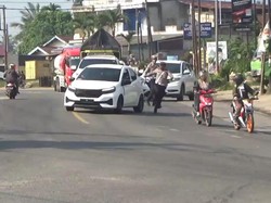 Video Detik-detik Brio Putih Nyaris Tabrak Polisi saat Hindari Razia di Jambi