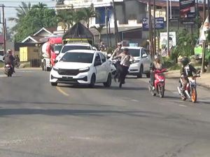 Momen Mobil Brio Putih Tancap Gas Nyaris Tabrak Polisi yang Gelar Razia di Jambi Momen Mobil Brio Putih Tancap Gas Nyaris Tabrak Polisi yang Gelar Razia di Jambi