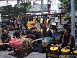 Gamelan-Jaranan Hibur Pendukung Risma-Gus Hans di Lokasi Debat Perdana