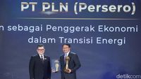 PLN Raih Penghargaan Penggerak Ekonomi Kerakyatan dalam Transisi Energi