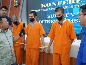 3 Pria LGBT Ditangkap Tim Siber Polda Riau, Sebar Konten Cari Mangsa di Akun X 3 Pria LGBT Ditangkap Tim Siber Polda Riau, Sebar Konten Cari Mangsa di Akun X
