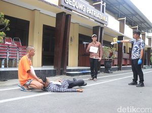 Rekonstruksi Siswa MTs Blitar Tewas Dilempar Kayu, 23 Adegan Diperagakan Rekonstruksi Siswa MTs Blitar Tewas Dilempar Kayu, 23 Adegan Diperagakan