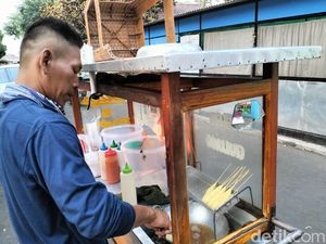Kisah Rudi dan Gerobak Cilor yang Hidupi Keluarga Kisah Rudi dan Gerobak Cilor yang Hidupi Keluarga