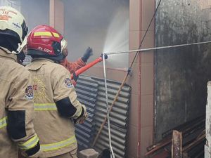 Rumah di Pogot Surabaya Terbakar, Petugas PMK Terkendala Gang Sempit