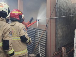 Rumah di Pogot Surabaya Terbakar, Petugas PMK Terkendala Gang Sempit