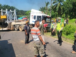 Tak Kuat Menanjak, Truk di Muba Tutupi Jalan Bikin Macet 8 Kilometer