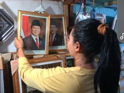 Jelang Pelantikan Presiden, Warga Lamongan Berburu Foto Prabowo-Gibran