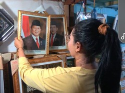 Jelang Pelantikan Presiden, Warga Lamongan Berburu Foto Prabowo-Gibran