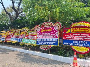 Karangan Bunga untuk Heru Budi dan Teguh Setyabudi Penuhi Balai Kota DKI Karangan Bunga untuk Heru Budi dan Teguh Setyabudi Penuhi Balai Kota DKI