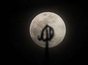 Jawaban Al-Quran soal Kenapa Bulan Tak Jatuh ke Bumi Jawaban Al-Quran soal Kenapa Bulan Tak Jatuh ke Bumi