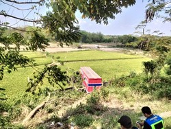 Laka di Tol Karanganyar, Truk Paket Tabrak Pembatas Jalan Lalu Terjun ke Sawah