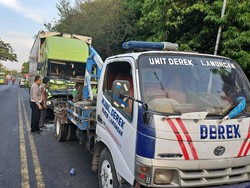 Sopir Ngantuk Berujung Tronton Seruduk Truk di Lamongan