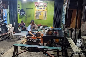 Surabi Seblak: Sensasi Kuliner Viral yang Menggugah Selera di Bunderan Cibiru Bandung!