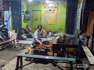 Surabi Seblak, Kuliner Viral di Bunderan Cibiru Bandung