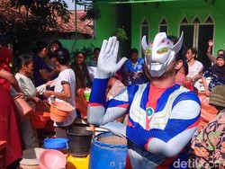 Ultraman Jadi Pahlawan di Tengah Dropping Air Bersih 4 Kecamatan Lamongan
