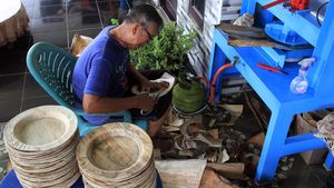 Pelepah Pinang Disulap Jadi Kerajinan Piring di Dumai