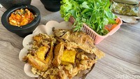 Ngeunah! Ayam Kampung Kremes dan Pepes Ikan Mas di Warung Urang Sunda