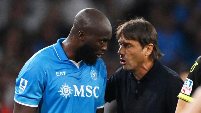 NAPOLI, ITALY - AUGUST 31: Romelu Lukaku of SSC Napoli talks with his coach Antonio Conte during the Serie A match between Napoli and Parma at Stadio Diego Armando Maradona on August 31, 2024 in Napoli, Italy. (Photo by Francesco Pecoraro/Getty Images)