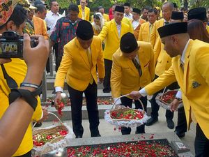 Video: HUT Ke-60 Golkar, Bahlil Ziarah ke Makam Pendiri Partai di TMP Kalibata