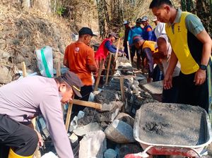 Cegah Banjir, Polisi dan TNI Bersihkan Saluran Air