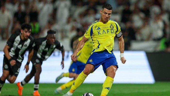 RIYADH, SAUDI ARABIA - OCTOBER 18: Cristiano Ronaldo of Al Nassr scoring the 2nd goal during the Saudi Pro League match between Al Shabab v Al Nassr FC at Al-Shabab Club Stadium on October 18, 2024 in Riyadh, Saudi Arabia. (Photo by Yasser Bakhsh/Getty Images)